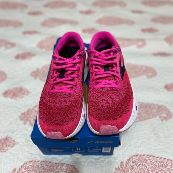 Brooks Ghost Max Size 11 (women) Pink and Black with White sole… Like New - Picture 9 of 10